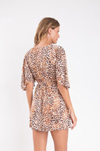 Carica l&#39;immagine nel visualizzatore di Gallery, Model Back: Rio De Sol Mini Dress Leopard Mini Dress
