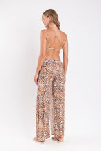 Carica l&#39;immagine nel visualizzatore di Gallery, Model Back: Rio De Sol Pantaloni Da Spiaggia Leopard Wide Pants
