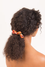 Carica l&#39;immagine nel visualizzatore di Gallery, Model Front: Rio De Sol Accessori Per Capelli Love-Trip Scrunchie
