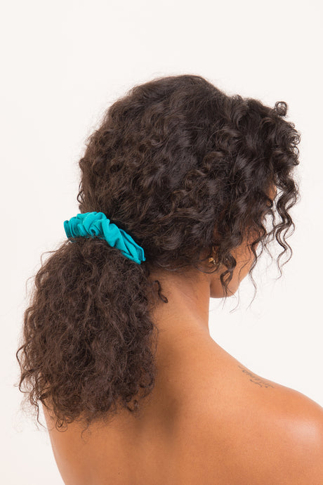 Model Front: Rio De Sol Accessori Per Capelli Malibu-Atol Scrunchie