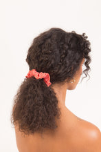 Carica l&#39;immagine nel visualizzatore di Gallery, Model Front: Rio De Sol Accessori Per Capelli Malibu-Nina Scrunchie
