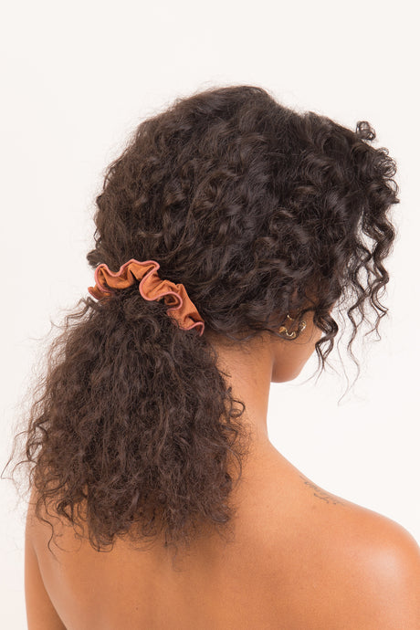 Model Front: Rio De Sol Accessori Per Capelli Nocciola Scrunchie