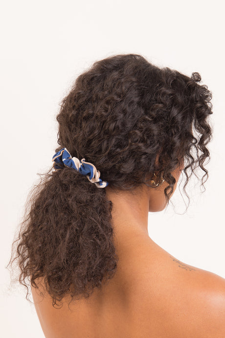 Model Front: Rio De Sol Accessori Per Capelli Pottery Scrunchie
