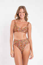 Carica l&#39;immagine nel visualizzatore di Gallery, Model Front: Rio De Sol Completo Set Bouquet Bliss Hotpants
