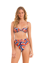 Carica l&#39;immagine nel visualizzatore di Gallery, Model Front: Rio De Sol Completo Set Leaves Bandeau-Joy Hotpants
