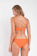 Carica l&#39;immagine nel visualizzatore di Gallery, Model Back: Rio De Sol Completo Set Ocre Bandeau-Reto Madrid
