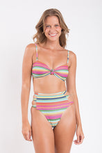 Carica l&#39;immagine nel visualizzatore di Gallery, Model Front: Rio De Sol Completo Set Supercolor Bandeau-Joy Highwaist-Spin
