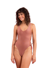 Carica l&#39;immagine nel visualizzatore di Gallery, Model Front: Rio De Sol Intero Shimmer-Copper Zoe
