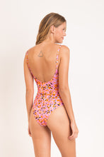 Carica l&#39;immagine nel visualizzatore di Gallery, Model Back: Rio De Sol Intero Sweet-Camo Hype
