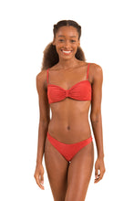 Carica l&#39;immagine nel visualizzatore di Gallery, Model Front: Rio De Sol Reggiseno Top Malibu-Chili Bandeau-Duo
