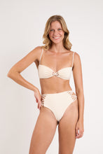 Carica l&#39;immagine nel visualizzatore di Gallery, Model Front: Rio De Sol Reggiseno Top Malibu-Natural Bandeau-Iris
