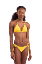 Carica l&#39;immagine nel visualizzatore di Gallery, Model Front: Rio De Sol Reggiseno Top Malibu-Yellow Tri-Inv
