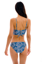 Carica l&#39;immagine nel visualizzatore di Gallery, Model Back: Rio De Sol Reggiseno Top Palms-Blue Balconet-Anna
