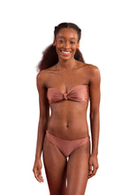 Carica l&#39;immagine nel visualizzatore di Gallery, Model Front: Rio De Sol Reggiseno Top Shimmer-Copper Bandeau-Joy
