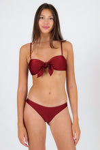 Carica l&#39;immagine nel visualizzatore di Gallery, Model Front: Rio De Sol Reggiseno Top Shimmer-Divino Bandeau-Knot
