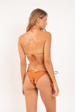 Carica l&#39;immagine nel visualizzatore di Gallery, Model Back: Rio De Sol Reggiseno Top Shimmer-Nocciola Frufru
