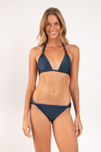 Carica l&#39;immagine nel visualizzatore di Gallery, Model Front: Rio De Sol Reggiseno Top Shimmer-Shark Mel
