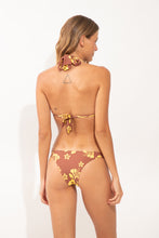 Carica l'immagine nel visualizzatore di Gallery, Model Back: Wednesday In Hawaii By Rio De Sol Slip Bottom Pua-Coco-Lilikoi Oahu
